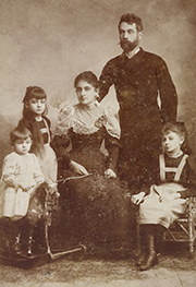 Adolf und Marie Schiele mit Egon, Melanie und Elvira, 1893